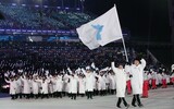 統一旗掲げての南北共同入場、会場の全員が立ち上がり歓声を送った