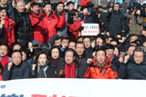 統一大橋で立ちはだかった自由韓国党、２６日には清渓広場で集会