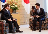 ソ・フン国情院長に会った安倍首相「非核化前提の対北朝鮮対話、日本も評価」