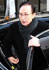 “被疑者李明博”ついに検察フォトラインに立つ