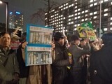 怒った日本の市民たち、雨の中の叫び「安倍も監獄へ」