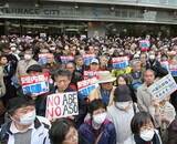［コラム］“ろうそくデモ” の前に立たされた安倍首相