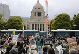 国会前の車道まで埋めた３万の人波「安倍、退陣せよ」