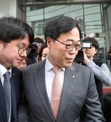 キム・ギシク金融監督院長辞任…中央選挙管理委員会、所属団体への後援は「違法」