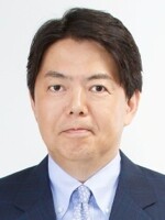 安倍政権で再び“スキャンダル”…今度は文部科学大臣の“セクシー個室ヨガ”波紋