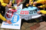 “ナッツ・リターン”には躊躇した大韓航空職員、“水かけパワハラ”に数千人が決起
