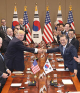 文大統領、２２日の韓米首脳会談前に金委員長とホットラインで電話会談する可能性も