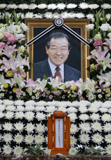  ［社説］栄誉と恥辱の人生の金鍾泌元首相、勲章授与は慎重に