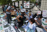 出入国外国人庁に集まった中学生ら、「イラン人の友達を難民として認めてください」