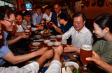 文大統領、居酒屋電撃訪問し生ビール片手に市民の困難に耳を傾ける
