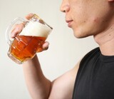 「暑すぎてビールも飲みたくない」…ビールの売上下落する“異変”も