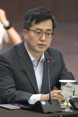 大統領府、企財部長官に「サムスンに投資・雇用を乞うな」ブレーキ
