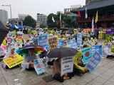 秋雨のソウル都心で「難民受け入れ賛成・反対集会」が対峙