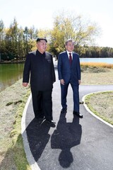 文大統領、危機の朝米再び対座させた「平和交渉家」に