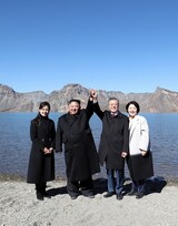 白頭山にともに登った南北首脳…「もう一つの伝説ができました」