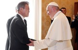 文大統領と手を取り合ったフランシスコ法王「北朝鮮に行く」