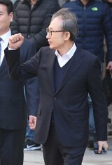 李明博、支持者に拳を握りしめ“決意”表す…出廷拒否したイ・パルソンは強制拘引