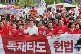 ［社説］単なる既得権守護を「反独裁闘争」と主張する自由韓国党