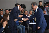 サムスンと手を握った文在寅政府…財閥中心成長に回帰