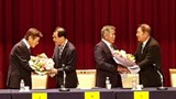 証言した元在韓米軍情報官を抱きしめた光州民主化運動遺族たち