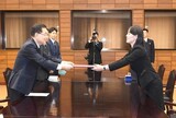 労働新聞、金委員長の弔意文・弔花を１面に大きく報道