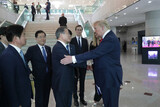 トランプ大統領、文大統領に耳打ち…大統領府「朝米会談の際、重要内容があった」