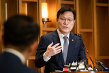 金融委員会、日本系資金の流出への懸念に「日本以外にも資金源多い」