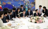 文大統領「主要材料への支援策を盛り込もう」、ファン代表は“予算”理由に反対