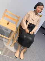 「展示中断」された平和の少女像、ＳＮＳで「小さな少女像」として復活