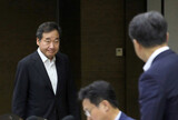 李洛淵首相、天皇の即位式の後、故イ・スヒョンさん追悼碑を訪問