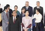 文大統領、「ＡＳＥＡＮ+３首脳会議」で安倍首相と握手