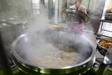 ［ルポ］９００人分の給食戦争と後かたづけの合間に１０分で飲み込む飯