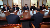 「比例自由韓国党」の名称使えない…選管委に押しかけた韓国党