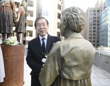 パク・ウォンスン市長、米国で「慰安婦記念碑」に献花…「団結は続く」