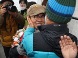 ７４メートルの高所から２２６日ぶりに下りてきた
