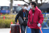 「集団感染」クルーズ船、乗客下船…「悲惨な状況、日本政府の対応ずさん」