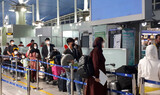 イラン在住韓国人８０人を乗せたチャーター機、仁川空港に到着