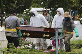 新型コロナ、男性死亡者がはるかに多い理由は？
