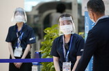 酒は消毒薬、ゴミ袋は防護服…日本「コロナ難局」