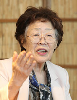 沈黙破ったイ・ヨンスさん「３０年間の成果の無視・消耗的な論争はやめよう」