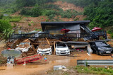 暴雨で土砂崩れ…責任押し付け合う行政