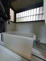 青カビや雨漏りの絶えない家で…長梅雨の被害を受ける「住居貧困」の子どもたち