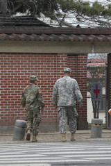 韓国に入国する在韓米軍人の事前検疫強化…空軍は除外され懸念残る