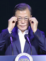 文大統領、法相による検察総長の職務執行停止に“長い沈黙”