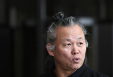「追悼はもう一つの加害」キム・ギドク監督の死と映画界の理由ある沈黙