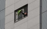 ［フォト］「助けて」集団感染発生した東部拘置所、鉄格子の間からタオル振る収監者