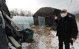帰国を目前にした移住労働者、「ビニールハウス宿舎」で冷たい遺体となって発見