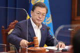 文大統領「油断は禁物…防疫の手綱をさらに引き締める」
