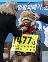 ［フォト］ロシア帽かぶった「平和の少女像」