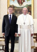 韓米電話首脳会談にローマ教皇が登場した理由とは